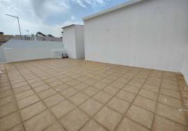Excellent renovated 2 bedroom apartment in Quarteira 5 min beach.