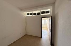 3 bedroom apartment with several autonomous rooms, added to the fraction, great for profitability!