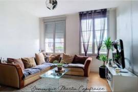 Dpt Sarthe (72), à vendre LA CHARTRE SUR LE LOIR immeuble - appartement T1-50m²-duplex T3-53m²- centre ville