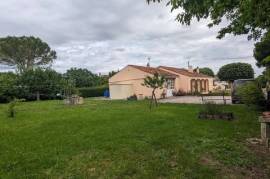 Dpt Charente (16), à vendre SEGONZAC maison plain-pied avec quatre chambres, garage et jardin