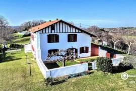 ON THE HEIGHTS OF HASPARREN - INVIDUAL HOUSE - 1176 M² OF LAND - OPEN VIEW - QUIET