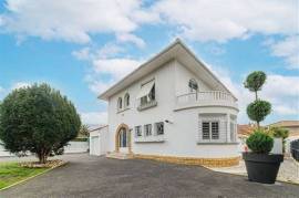 Near the center of Villeneuve / Lot, town house with living room on one level of approximately 157 m2 on a 888m2 plot with pool. Very high quality - trendy decoration - equipped sunny and well-equipped kitchen - living room with rotunda and pellet...