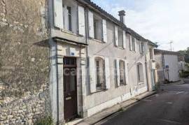 Dpt 16 (CHARENTE), à vendre maison 5 pièces et son garage