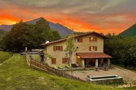 Agriturismo - Toscolano Maderno. Property in a quiet location surrounded by greenery
