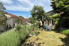 €249000 - Fabulous 3 Bedroom Character Property With Gorgeous Gardens Leading Towards The River