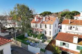5 bedroom duplex in renovated Chalet in the historic center of Estoril, with beautiful garden