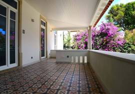 5 bedroom duplex in renovated Chalet in the historic center of Estoril, with beautiful garden