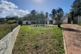 2 bedroom villa in a fenced plot of land with 4460 m2 located in Monte Real