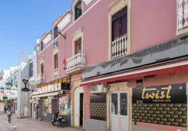 Refurbished 3 bedroom apartment on the 2nd and last floor of a building with a lot of cachet located in the downtown area of Albufeira's bars and a 2-minute walk from Fisherman's Beach.