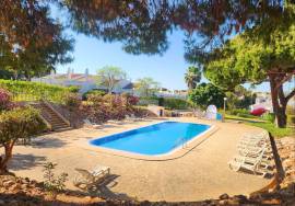 2 + 1 bedroom villa inserted in a condominium with swimming pool and garden located 3.5 kms from Olhos De Agua Beach