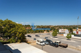 3 bedroom apartment + 3 outbuildings located in Parchal-Lagoa