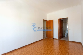 3 bedroom apartment + 3 outbuildings located in Parchal-Lagoa