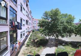 3 bedroom apartment Barcarena with storage room and parking