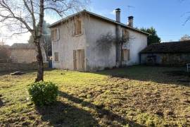 €319150 - Quiet House With Outbuildings And Large Lot