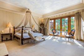 8 Bedrooms - Villa - For Sale