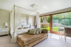 8 Bedrooms - Villa - For Sale