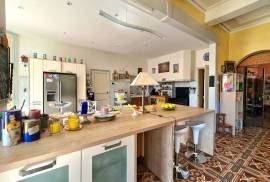 Superb Character Property With 311 M2 Of Living Space, Annexe And Park Of 1660 M2. Unique
