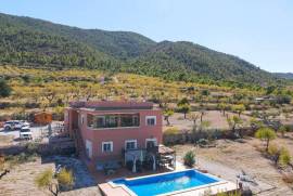 5 Bedroom Villa with Guest apartment and Pool in Hondon de las Nieves