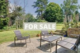 Stunning Detached Country House in Glorious Gardens
