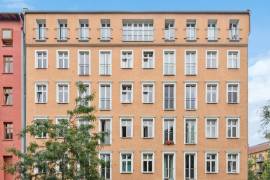 Ready to move! Split level two room apartment with park facing balcony in Prenzlauer Berg