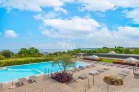 Villa mit Seeblick in Residenz mit Schwimmbad