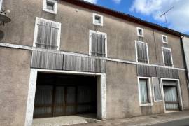 €29000 - Beautiful Commercial Potentials: House for Commercial Use between Champagne-Mouton and Confolens to Renovate