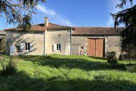 €96770 - Beautiful Stone House with Large Garden and Great Potential
