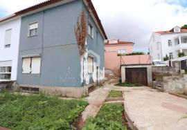House to remodel in the area of Av. Dias da Silva and next to Celas!
