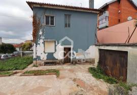House to remodel in the area of Av. Dias da Silva and next to Celas!