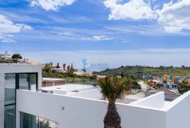 Luxurious detached 4 bedroom villa located in the Marina of Albufeira.