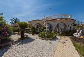 Privileged investment: High standing villa just 800m from the coast in Torrevieja