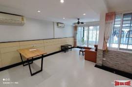 Thonglor Townhouse - Spacious 3 Bedrooms, 2 Bathrooms, 170 sq.m. - Tranquil Living with a Beautiful View, Prime Thonglor Location