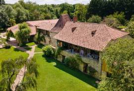 Magnifique ancien domaine Presbytere du 12eme siecle sur 14 Ha de terrain et Park sans vis a vis. Piscine chauffee, appartement a l\'etage en pierre naturelles,3 CH avec des studios au RDC. Attenant il y a 5 chambres d\'hotes en suite. 3 Gites c