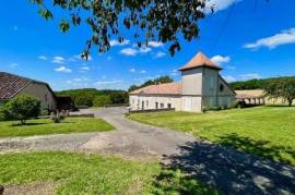 In the countryside between Villeneuve-sur-Lot and Agen, discover this beautiful stone house of 185.99 m2 and its outbuildings, spread over approximately 4.3 hectares! The main house consists of a living room with kitchen of 41 m2, and three bedroo...