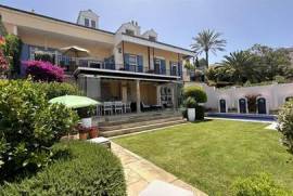 Stunning 4 bedroom house - detached in Admiral's Place, Gibraltar