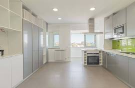 2 bedroom apartment in São Domingos de Benfica, with Parking, near Califa