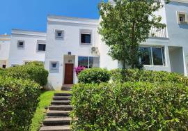 2 +1 bedroom villa inserted in a domain with swimming pool located 3.5 Kms from Olhos de Água Beach