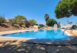 2 +1 bedroom villa inserted in a domain with swimming pool located 3.5 Kms from Olhos de Água Beach