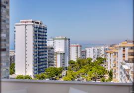 Luxurious 2 bedroom penthouse with sea view, in Quarteira