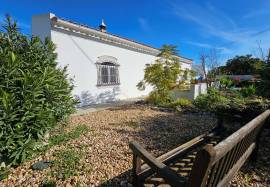 Typical Algarve house with 4 bedrooms and swimming pool