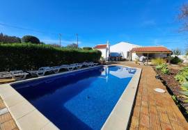 Typical Algarve house with 4 bedrooms and swimming pool