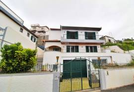 EXCELLENT 4+1 BEDROOM VILLA WITH 4 SUITES AND SEA AND BAY VIEWS IN FUNCHAL