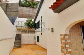 EXCELLENT 4+1 BEDROOM VILLA WITH 4 SUITES AND SEA AND BAY VIEWS IN FUNCHAL