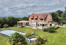 Detached Country House with Swimming Pool