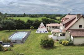 Detached Country House with Swimming Pool