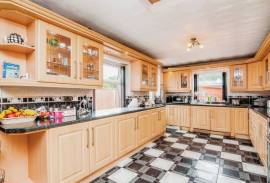 5 bedroom, Semi-detached house for sale