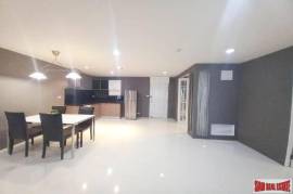 Waterford Diamond - Large Three Bedroom Contemporary Condo for Rent Near BTS Phrom Phong