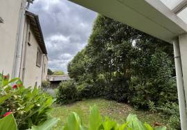 Maison de village avec jardin.