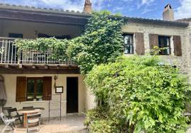 Propriete en pierres a Duras composee d\'une maison principale, 4 gites et piscine privee