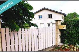 maison avec de beaux volumes,garage et jardin